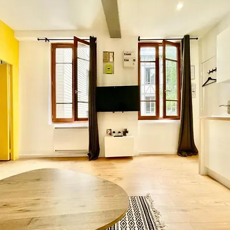 - - Centre Historique - Tout Confort - Internet Fibre Lägenhet